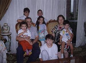 Aparecido Dahab com sua neta Giovana no colo; Vítor e Felipe atrás das poltronas; Bruna entre seus avós; e dona Isabelle, esposa de Aparecido, com o neto Leonardo no colo. À frente, Lucas.