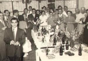 Para comemorar o aniversário do filho Ricardo, Aparecido Dahab fez uma festa em sua loja para a família e amigos de Ricardo. No centro, Isabelle (esposa de Aparecido), segurando o filho que está batendo palmas.