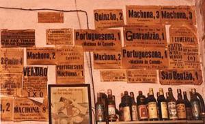 No Bar Café São Jorge, a parede, é recoberta de cartazes sobre equipes de futebol feitos pelo gráfico Benedito Lozzi Vianna, amigo de Olívio Alves Bezerra. Araraquara, SP, 1996
