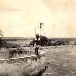 Carlos, neto de Dona Leonor, no terreiro de café da Fazenda do Pinhal. São Carlos, SP, década de 60.