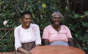 Leonor Pereira do Amaral de Barros e sua filha, Virgínia, na fazenda do Pinhal, em frente à casa de Leonor. São Carlos, SP.