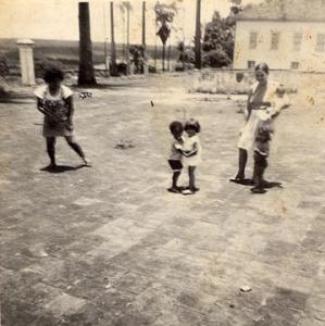 Carlos, neto de Dona Leonor, no terreiro de café da Fazenda do Pinhal. São Carlos, SP, década de 60.