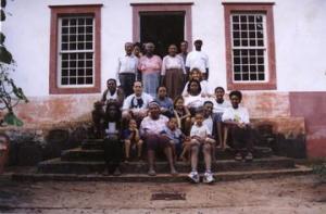 A família de Leonor Pereira do Amaral de Barros, na Fazenda do Pinhal. Na primeira fileira, próxima à porta, José da Silva (marido da Virgínia); Néia (nora de Virgínia); João (filho de Virgínia); Virgínia P. Amaral (filha de Leonor); Leonor; Carlos (filho de Virgínia); Daniel (filho de Virgínia). Na segunda fileira, filho de Virgínia; Antônio Carvalhosa (filho do dono da fazenda, tataraneto do conde do Pinhal); Lúcia (filha de Virgínia); Patrícia (bisneta de Leonor); Isabel (neta de Leonor); amiga de Antônio Carvalhosa (atrás de Isabel); Liliane (bisneta de Leonor); Neusa (filha de Virgínia). Na terceira fileira, Dilia (bisneta de Leonor); Kely (bisneta de Leonor); Dionice (neta de Leonor); Rafael (bisneto de Leonor); Gabriel (bisneto de Dília); Carlos (filho de Virgínia).