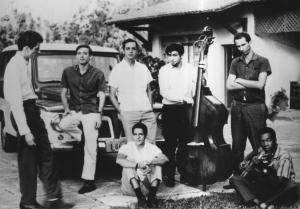 Grupo Sambacana em sítio do pai de Pacífico Mascarenhas. Em pé: Alfredo Buzelin, Roberto Guimarães, Milton Miranda, Wagner Tiso, Pacífico. Abaixo: Celinho do Piston e Milton.