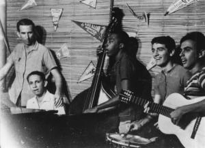 Pacífico Mascarenhas, Marcos de Castro (piano), Bituca, Gileno Tiso e Sérgio Sales no ensaio do grupo Sambacana no Sítio Embirassu.