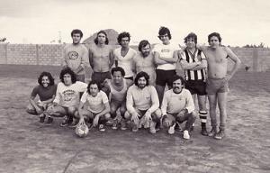 Músicos reunidos para um futebol no campo de Chico Buarque de Holanda no intervalo das gravações do disco “Sentinela” de Milton Nascimento. 

(Em pé: 1*, 2*, Murilo Antunes, Hildebrando Prates Neto, Pedro Brant, Veveco Hardy, Fernando Brant. Agachados: Tunai, Toninho Horta, 3*, Reinaldo, Wagner Tiso, Mazolla.)