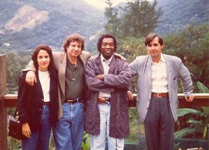 Mariza, Veveco, Bituca e Fernando Navarro na casa de Milton, casa que Veveco desenvolveu como arquiteto. Navarro, na época em que Wagner Tiso estava na Espanha para a gravação da sinfonia “Descobrimento das Américas”, foi quem hospedou o compositor e maestro. Tornou-se a partir de então amigo dos demais integrantes do Clube Mineiro.