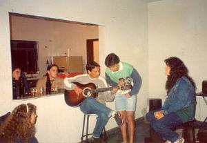 Adriana, Jajá (irmã do Pantera), Ruth (esposa de Bebeto), Bebeto, Pantera. Amigos reunidos na fazenda de Vaguinho, outro amigo de Bituca.