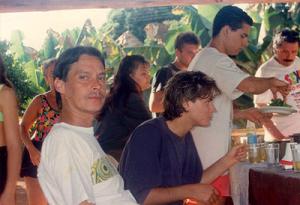 O ator e músico norte americano River Phoenix morreu em 1993 aos 23 anos. Milton Nascimento dedicou uma canção para ele anos antes de sua morte. Ao saber sobre a homenagem do amigo brasileiro, River fez uma visita a Três Pontas e foi convidado a ir na fazenda de Vaguinho. Na foto estão Bebeto e o ator norte-americano River Phoenix em uma confraternização na fazenda de Vaguinho.