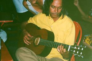 Bebeto tocando violão no aniversário de 19 anos do filho André.
