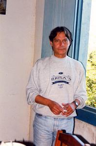 Bebeto posa para a câmera.