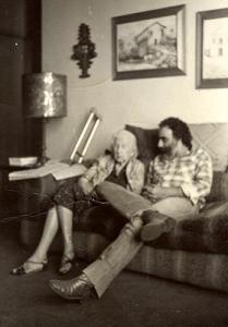 A poetisa Cora Coralina recebe a visita de Paulo Vilara.