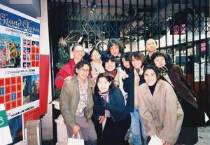 Toninho Horta (atrás) com membros de seu fã-clube japonês, durante turnê pela Ásia. Músico respeitado em todo o mundo, Toninho possui um fã-clube no Japão, país que já recebeu o músico e compositor por 16 vezes. Este fã-clube vai a todas as apresentações de Toninho, inclusive as que são em duas seções no mesmo dia. Através de seu grande talento com a guitarra, Toninho Horta arrebatou uma legião de fãs por todo o mundo, se tornando, ao lado de Milton Nascimento, o mais internacional dos integrantes do Clube da Esquina.