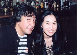 Toninho Horta e a empresária japonesa Keyko durante sua turnê pela Ásia. Keyko, a japonesa que aparece a seu lado na foto é dona de casas de show, Sabbat é o nome de uma delas, onde se apresentam, além de Toninho, vários outros brasileiros, como Quarteto em Si, João Donato, MPB4, etc.