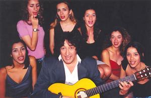 Toninho Horta com suas sobrinhas (da esq. para dir.) Ana Cláudia, Diana, Mariana, Poliana, Perla e Paula, durante a gravação do CD “De Tom Para Tom” de Toninho. As sobrinhas de Toninho Horta, seguindo os passos de seus familiares músicos, cantam no disco do tio “De Tom Para Tom”. Toninho incentiva a carreira artística das meninas de sua família desde muito novas, e como Tom Jobim (Homenageado por Toninho no disco) usava bastante vocais femininos em suas composições, Toninho resolveu aproveitar suas sobrinhas. Ana Cláudia, Diana, Mariana, Poliana, Perla e Paula cantam em várias faixas além de terem participado da turnê de lançamento.