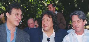 Paulo Jobim, Toninho Horta e Tavinho Moura na tradicional feira do Colégio Arnaldo, em homenagem a Tom Jobim. Ao fundo, à esquerda de Toninho, Pacífico Mascarenhas.  Músicos mineiros e seu filho Paulo Jobim fazem uma homenagem ao grande maestro e compositor em Belo Horizonte. Talento reconhecido em todo o mundo, além do jazz, Toninho é grande fã da Bossa Nova, que tem como um de seus grandes mentores Tom Jobim. Em 2000 com o álbum “From Ton To Tom – Um Tributo a Tom Jobim”, Toninho faz uma sensível homenagem ao maestro Tom Jobim.