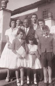 Família Horta reunida na comemoração de Bodas de Prata de Prudente de Melo e Geralda Magela Horta de Melo, pais de Toninho Horta em Mariana, onde seu tio avô, Monsenhor Horta está enterrado no cemitério de uma igreja.