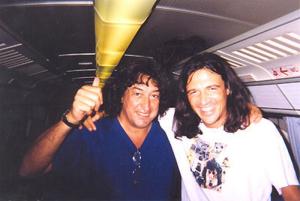Toninho Horta e o italiano Antonio Onoratto, violonista, guitarrista e tão fã do trabalho de Toninho que homenageia o ídolo imitando as roupas e capas de discos. Grande músico e compositor, Toninho Horta arrebata uma legião de fãs por onde passa. O violonista e guitarrista italiano Antônio Onoratto é um exemplo disto. Em suas composições observa-se toda a admiração pela técnica brasileira. Onoratto que acompanha o trabalho de seu ídolo por aproximadamente 10 anos, procura se vestir feito Toninho, e a influência chega a tanto que a capa de seu disco chegou a ser confundida com um disco de Toninho.