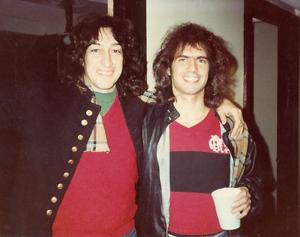 Toninho Horta e o guitarrista americano Pat Metheny em  gravação. Em 1980, Pat veio ao Brasil e conheceu Toninho Horta que nesta época residia no Rio de Janeiro com sua irmã. Tornaram-se grandes amigos e chegaram a gravar juntos dois anos depois nos Estados Unidos. Pat Metheny é, sob vários aspectos, um produto dos novos tempos no jazz. Jovem músico de técnica soberba, adquirida rapidamente, cedo tocou com alguns dos melhores nomes da atualidade, como Gary Burton, Michael Brecker, Jack e Toninho Horta.