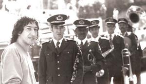 Toninho Horta e banda da Polícia Militar de Minas Gerais na abertura do Seminário de Música Instrumental, idealizado por Toninho Horta (à esq.), com apresentações de vários músicos de renome internacional. O Primeiro Seminário de Música Instrumental, idealizado por Toninho Horta, teve a participação de vários músicos consagrados como Ian Guest, músico natural da Hungria, vive no Brasil desde 1957, residente em Mariana, MG. É da primeira geração criada no Método Kodály no Conservatório Béla Bartók em Budapeste, sendo seus professores, discípulos de Kodály. Neste Festival foram ministradas várias oficinas que enriqueceram o currículo de vários músicos brasileiros.