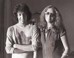 Toninho Horta e Flora Purim, na ocasião da viagem de Toninho com Milton Nascimento para Los Angeles. Nascida no Rio, filha de um imigrante russo que tocava violino e de uma pianista amadora, desde pequena gostava de cantar, tocar piano e violão, e foi influenciada pelas cantoras de jazz, como Ella Fitzgerald e Sarah Vaughan. Frequentou o Beco das Garrafas nos anos 60, e chegou a gravar um disco no Brasil, intitulado 
