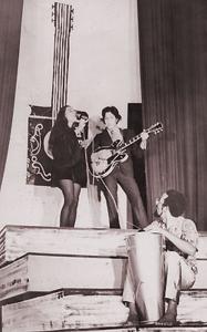 Toninho Horta (aos 18 anos), com Joyce e Naná Vasconcelos (embaixo) defendendo a música de Toninho “Yara Bela”. Nesta fotografia de 1966 no festival Estudantil da Canção, Toninho Horta entrou com a música “Yara Bela” que levou o terceiro lugar, sendo representada por Joice, Toninho e Nana. Os festivais estudantis eram grandes oportunidades para músicos iniciantes e também para quem estava querendo mostrar seu trabalho.