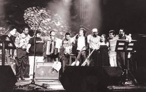 Toninho Horta grava com sua banda internacional o disco Foot in The Road. Este disco foi lançado pela Polidor KK Japonesa no Brasil em 1995, em Belo Horizonte no Grande Teatro do Palácio das Artes. Era formada por artistas de diversas nacionalidades que gravou o disco “Foot in The Road” com Toninho Horta, em apresentação no Palácio das Artes. (esq.dir) Onaje, Allan Gumbs, Oswaldinho, Kenwood Dennard, Toninho Horta, Victor Bailey, Lena Horta, Rodi Berger e André Dequech.