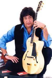 Toninho Horta e sua guitarra Yamaha.