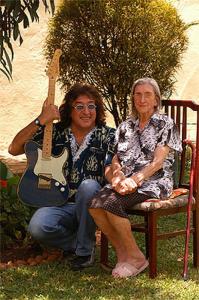 Toninho Horta e sua mãe embaixo do abacateiro onde Toninho dava aulas de guitarra para Lô Borges e Beto Guedes.