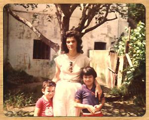 Maria Carmem (Tatá), a esposa, Rodrigo e Bruno, em frente à escola pré-primária onde Rodrigo estudou.