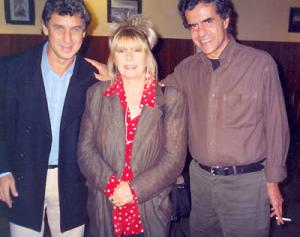 (esq.dir) Flávio Venturini, Annie Haslam (ex-vocalista da banda Renaissance) e Murilo Antunes no Palácio das Artes. Uma das mais singulares vozes femininas do planeta, Annie Haslam conheceu e apaixonou-se pelos belos falsetes do cantor, compositor e instrumentista mineiro Flávio Venturini ao ouvir dois discos seus. Um amigo brasileiro foi quem presenteou a cantora com CDs de músicos diversos. Ela, boa ouvinte que é, pinçou os de Flávio. Antes disso, Annie já havia passado pelo Brasil para cantar, mas, em termos de música brasileira, só conhecia Gilberto Gil.   O encontro de Annie e Flávio aconteceu em 1998. Venturini, então, foi ao camarim da inglesa ao final de um show dela no ATL Hall, no Rio de Janeiro, depois jantaram juntos – Annie chegou a comentar em entrevista sobre sua admiração pela voz dele –, e travaram uma amizade a distância que rendeu uma parceria, a música Poetry of the birds, que se tornou espetáculo aqui no Brasil.