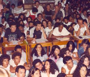 Márcio Borges e Murilo Antunes (nas mesas à direita) como jurados do 5.º Festivale. Murilo Antunes, assim como todos os músicos e compositores de sua época participou de vários festivais populares. O Festivale — Festival de Cultura Popular do Vale do Jequitinhonha —reúne anualmente artistas, cantadores, atores, folcloristas e inúmeros apreciadores da cultura para uma grande festa popular. São feiras de artesanato e folclore, cursos, oficinas de teatro, artes plásticas, regadas com muita música, teatro e dança.O Festivale foi idealizado no final dos anos 70, com o objetivo de manter e preservar a cultura do Vale do Jequitinhonha, através do jornal Geraes, criado em março de 1978 por jovens universitários residentes em Belo Horizonte, “Filhos do Vale”, e integrados ao movimento estudantil, que incluíam Aurélio Silby, Carlos Figueiredo, George Abner e Tadeu Martins. A proposta colocada pelo jornal era: “dar voz e vez aos trabalhadores da região e mostrar o homem do Vale, suas realizações, seus sonhos e sua luta por melhores condições de vida”. Isso levantou a discussão política e cultural no Vale.