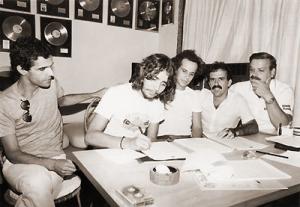 Murilo Antunes (à esq.) ao lado de Lô Borges, que assina o contrato para a gravação de seu disco “Sonho Real”. (esq.dir) Murilo Antunes, Lô Borges, Mazzola e o presidente da Ariola. Foto do momento da assinatura do contrato para a gravação do disco “Sonho Real” de Lô Borges. O álbum Sonho Real, de Lô Borges, foi lançado originalmente em vinil pela Ariola/PolyGram em 1984. Na época, dividiu os críticos. Uns o consideraram datado, por manter a sonoridade tipicamente anos 70 da música mineira, com fusões de MPB, folk e rock. Outros o acharam genial justamente por trazer essas características. O fato é que se trata de um grande disco, que manteve intacta uma vertente musical extremamente rica, da qual Lô foi um dos artífices.