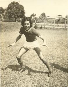 Murilo Antunes em um campo de futebol