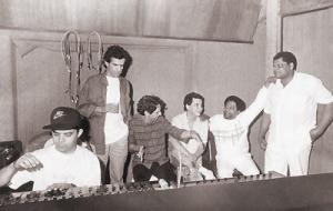 Técnico de som, Murilo Antunes, Tavinho Moura, Márcio Borges, Xavantinho e Pena Branca em intervalo de gravações no Estúdio Bemol. A dupla Pena Branca e Xavantinho, em 1982, assinam com a RGE e lançam o disco: Uma Dupla Brasileira, que os tornou conhecidos do grande público. Foi então que, Tavinho Moura (Clube de Esquina), ao ouvir a versão da dupla de Cio da Terra de Milton Nascimento e Chico Buarque, se impressionou com ela, levou-a ao conhecimento de Milton, que decidiu cantar com a dupla no programa da rede Globo, Som Brasil. O sucesso foi tanto que Cio da Terra virou o nome do 3º disco de Pena Branca & Xavantinho, em 1987, pela Continental, produzido por Tavinho. O álbum foi considerado um dos melhores do Brasil, pela crítica e acabou sendo o maior sucesso da dupla. Em 1988, com a participação especial de Fagner, Tião Carreiro, Almir Sater, Oswaldinho do Acordeon e Tavinho Moura, novamente, saiu o novo disco, Canto Violeiro.