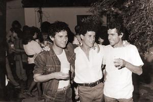 Tadeu Franco, Celso Adolfo e Murilo Antunes reunidos no comitê do senador Ronan Tito. Amigos mineiros em um momento de descontração. Tadeu Franco, músico mineiro descoberto por Milton Nascimento na década de 80, fez sucesso com uma composição em parceria com o amigo Celso Adolfo, a música “Nós Dois”. Música de harmonias maravilhosas conduzida por um violão sutil porem virtuoso, “Nós Dois” foi sucesso total na época de seu lançamento e ainda hoje embala violeiros iniciantes e experientes pelos bares e praças de todo o Brasil.