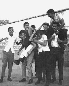 (esq.dir) Jefferson Correia, Danilo Veiga sob Márcio Borges, Edgar, João Veiga, Tasso Borges e Gomide sob Bequinho, se preparando para uma partida de futebol na escola de Belas Artes da UFMG.