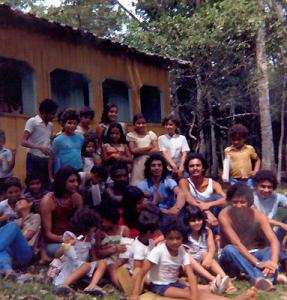 Lô Borges, Laerte Vilar, Fernando Oly, Juarez Moreira e Márcio Borges (sem camisa) sentados em meio a um grupo de alunos de uma escola rural em uma comunidade cabocla na Floresta Amazônica. Criado em 1977, o Projeto Pixinguinha promove espetáculos nas capitais e grandes cidades do país, e já revelou nomes como Possi, Leila Pinheiro e Djavan. Interrompido em 1997, o projeto foi retomado algum tempo depois e incluirá artistas que já haviam sido selecionados mas não se apresentaram devido ao seu cancelamento, dentre eles Billy Blanco, Dona Ivone Lara, Jane Duboc, Jards Macalé, Joyce, Mário Adnet, Ná Ozetti, Sebastião Tapajós, Zé Renato, Época de Ouro e Nó em Pingo DÁgua.
