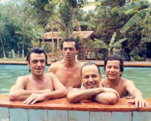 (esq.dir) Sérgio Lara, Eid Ribeiro, Geraldo Veloso e Márcio Borges reunidos na piscina do sítio em Marimbá.