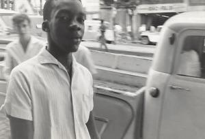 Milton Nascimento, com Kleber Cachoeira (ao fundo), na porta do Edifício Levy, onde morou e conheceu Márcio e os demais membros da família Borges.