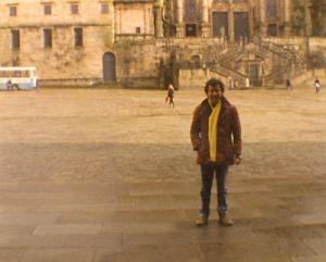 Márcio Borges na praça da catedral durante pesquisa para a realização de musical sobre o Caminho de Santiago. O espetáculo acabou não sendo montado. Antes do Clube da Esquina, quando Márcio Borges era apenas mais um Marcinho no mundo e Milton Nascimento era apenas “Bituca”, esta dupla sonhava em realizar um musical inspirado no Caminho de Santiago de Compostela. Mas apenas em 1988, foi possível pensar em realizar este sonho. Márcio Borges, foi a Espanha para pesquisar e começar a escrever o trabalho. Infelizmente até hoje este trabalho não foi realizado.