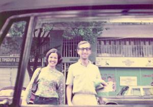 Os amigos de Márcio Borges, Joyce Brandão e Cássio James, parte da turma do Edifício Levy. O Edifício Levy fica situado na avenida Amazonas, no centro de Belo Horizonte. Neste local residia D. Maricota, S. Salomão e seus 11 Borges, que juntos com Bituca, Wagner Tiso e outros muitos amigos, viveram aventuras e sonhos e o princípio do grande movimento musical que surgiria alguns anos depois. Muitos destes acontecimentos estão descritos no livro “Os Sonhos Não Envelhecem” de Márcio Borges.