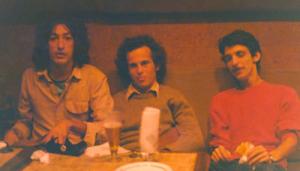 Toninho Horta e Ronaldo Bastos (com um rapaz não identificado) em estúdio de gravação. Juntos com os Borges, Milton Nascimento, Nelson Ângelo, Fernando Brant e Wagner Tiso, o mineiro Toninho Horta e o Carioca Ronaldo Bastos também são peça fundamental do Clube da Esquina, movimento que revolucionou e mostrou a música mineira para todo o mundo.