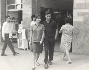 Márcio Borges saindo da portaria do Edifício Levy com Marisa.