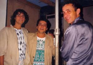 Lô Borges, Márcio Borges e Wanderson Eller em intervalo de show de Lô no Circo Voador. Este show teve como espectadores importantes artistas da cena musical brasileira, como por exemplo Ronaldo Bastos, compositor e amigo da família Borges, Márcio Borges, Tatá Spalla, etc. O espaço artístico “Circo Voador”, localizado na cidade do Rio de Janeiro, teve suas portas fechadas em 1996, por decisão de César Maia, em sua primeira gestão na prefeitura.