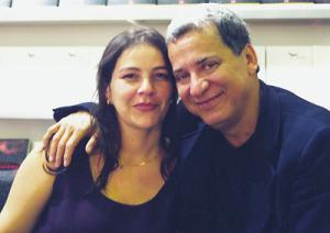 Márcio Borges com a esposa Cláudia Brandão na Bienal do Livro. Márcio, além de vigoroso compositor e poeta, é também escritor. Além do livro “Os Sonhos Não Envelhecem” escreveu também “Os Sete Falcões” (uma novela infanto-juvenil) e a tradução do livro de Paul McCartney “Black Bird Sing”.
