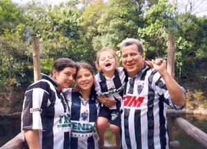 Márcio Borges, a esposa Cláudia Brandão e as filhas Bebel e Helena uniformizados com a camisa do Clube Atlético Mineiro, na final do campeonato brasileiro. O Galo disputou com o Corinthians de São Paulo e perdeu por 2 a 1.