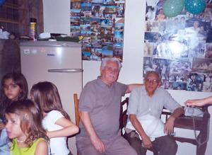 Na fotografia estão S. Joel, pai do compositor, poeta e publicitário Murilo Antunes, e S. Salomão, ou Salim, como é carinhosamente chamado por D. Maricota, jornalista aposentado, pai dos 11 Borges que nasceram quase todos com talento para a música e para a literatura.
