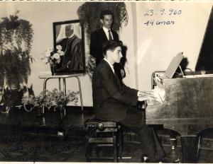 Audição de piano de Wagner Tiso no Automóvel Clube. A mãe e professora de Wagner, Walda Tiso, realizava no Automóvel Clube de Três Pontas, estas audições de música com os filhos. Nesta, Wagner executa a valsa op. 69 N.º 1 op. Posth de Chopin.
Wagner, pianista, tecladista, compositor, arranjador, maestro e diretor musical nasceu em Três Pontas em 12/12/1945. Aos quatro anos de idade, Wagner já tocava piano à quatro mãos com seu irmão Gileno. Vindo de uma família onde a musicalidade era latente, iniciou seus estudos na música primeiro através de sua mãe Walda, e mais tarde através de sua tia Ruth, que então já procurava conter sua tendência ao improviso, traço de sua personalidade marcada pelo contínuo aprendizado e pelo amor incontrolável pela música.