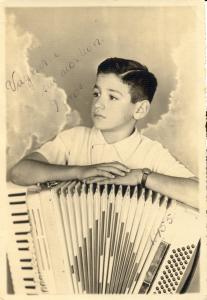 Wagner Tiso posa para foto com seu acordeon. Desde destes primeiros tempos, quando ainda menino, Wagner tirava na Rádio Trespontana as músicas para tocá-las no seu acordeon, sempre havia uma invenção, uma harmonia - ainda que intuitivamente própria - que acabava dando a cada música um sabor especial e original. Mais tarde teve auxílio e instrução do maestro Paulo Moura. Dedicou-se ao piano e teclados
